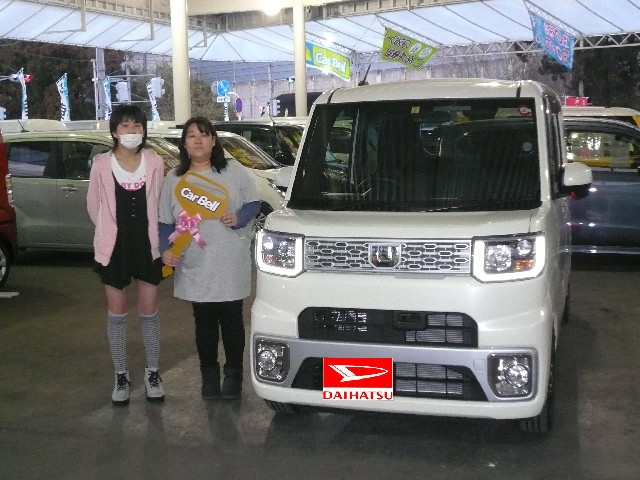 パールホワイトのダイハツ ウェイク納車です 新車市場 沼田店の納車式 新車市場 公式